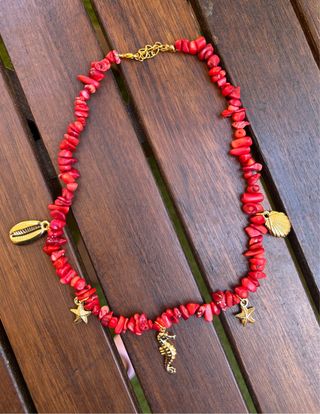 Collar de coral rojo con adornos en dorado.