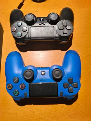 PS4 Slim 500GB con 2 mandos + cables y cargador