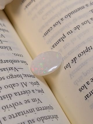 Ópalo multicolor ovalado