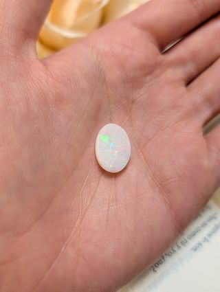 Ópalo multicolor ovalado