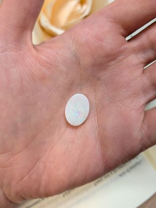 Ópalo multicolor ovalado