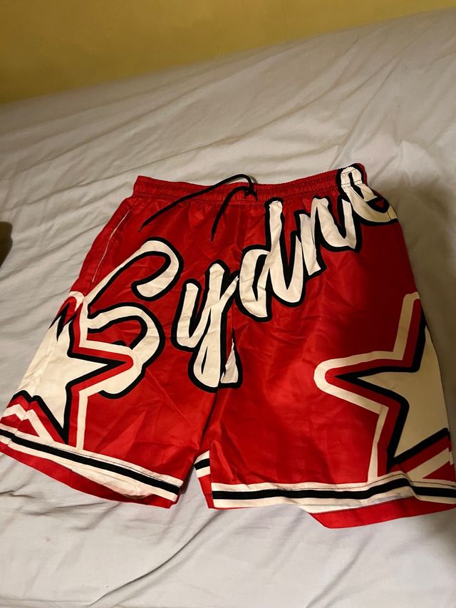 Pantalón corto rojo con estrellas