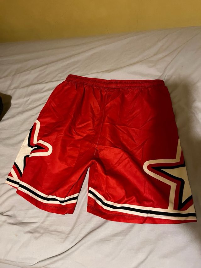 Pantalón corto rojo con estrellas