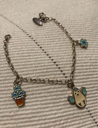 Pulsera de niña plateada con charms de la petra