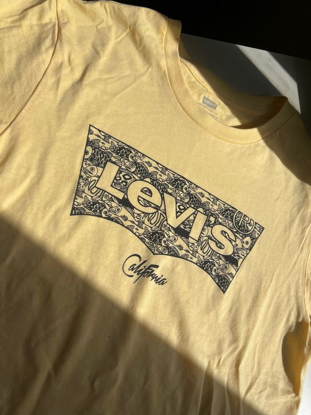 T-shirt Levi's gialla con stampa