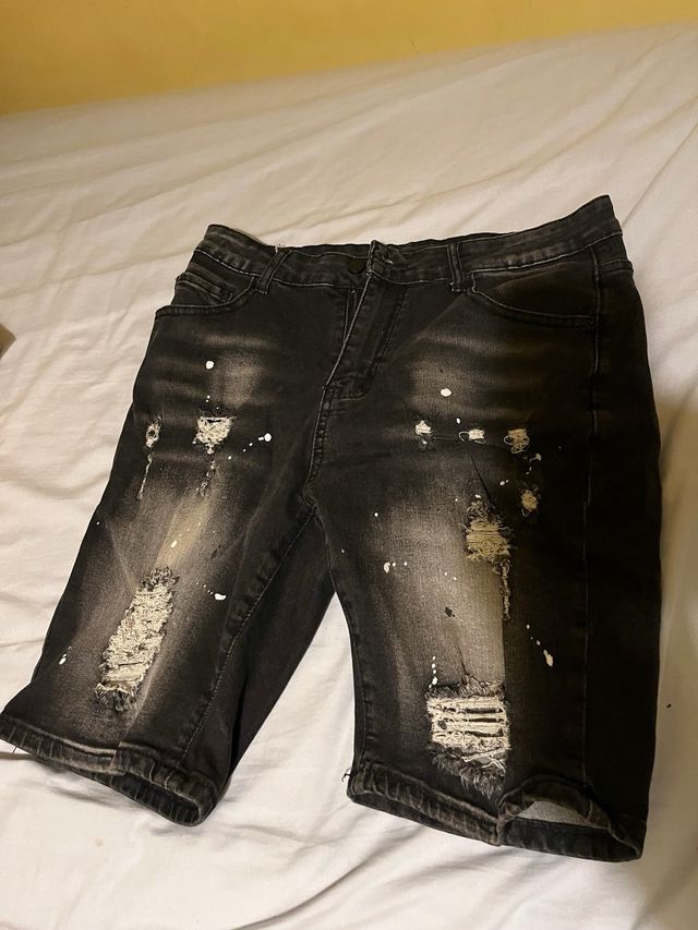 Pantalones cortos negros desgastados con salpicadu