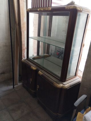 Vitrina clásica detalles dorados 