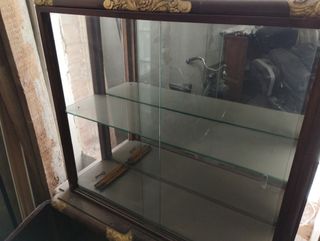 Vitrina clásica detalles dorados 