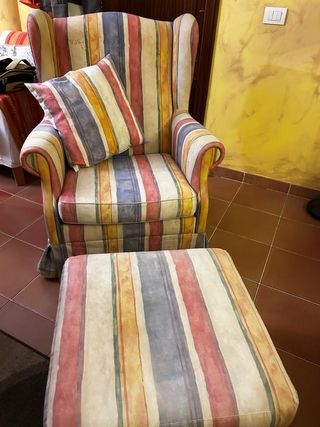 Sillón cómodo con reposapiés