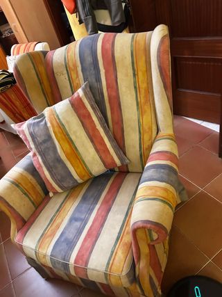 Sillón cómodo con reposapiés