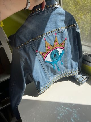 Chaqueta vaquera tachuelas corona ojo
