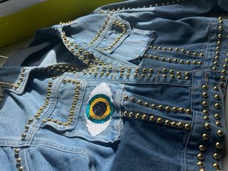 Chaqueta vaquera tachuelas corona ojo