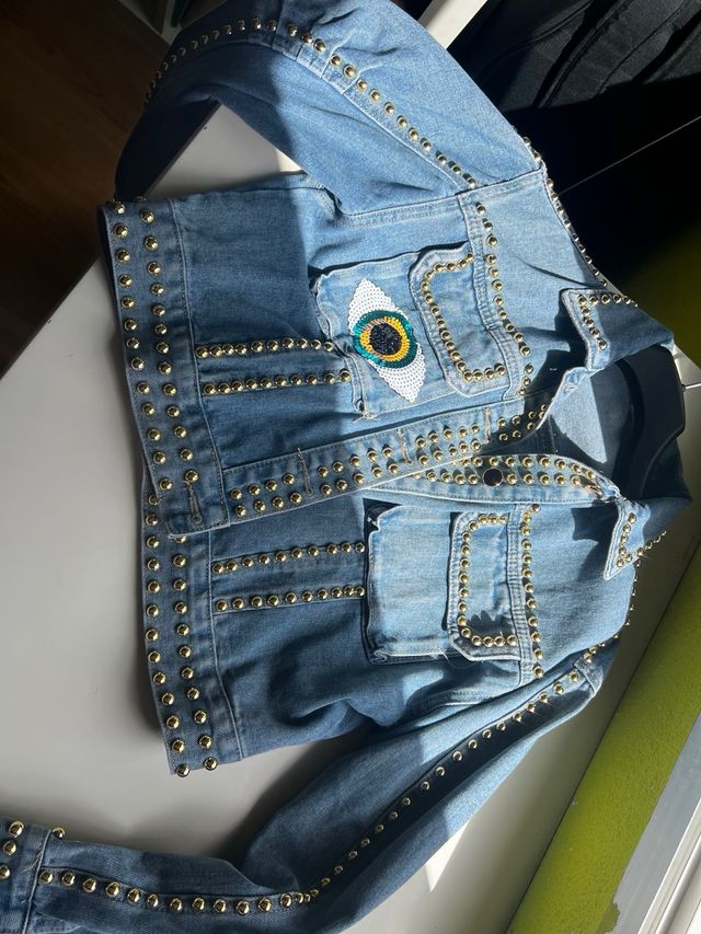 Giacca in denim con borchie a forma di occhiello
