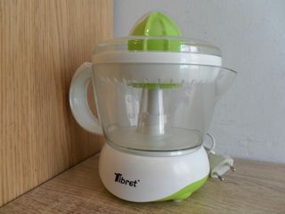 EXPRIMIDOR ELÉCTRICO TIBRET NUEVO POR 10 EUROS