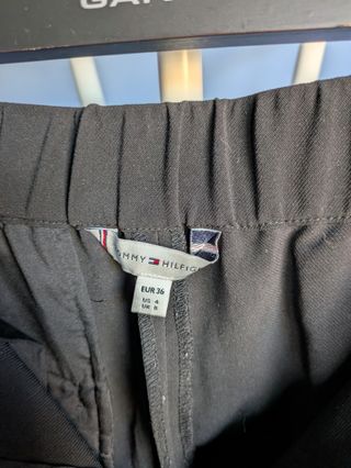 Pantalón negro fluido T. Hilfiger T. 36