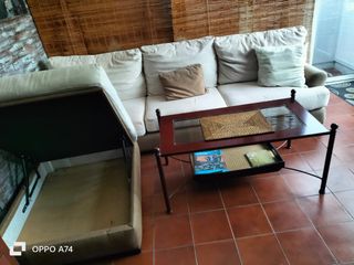 Sofá y mesa de terraza beige y marrón