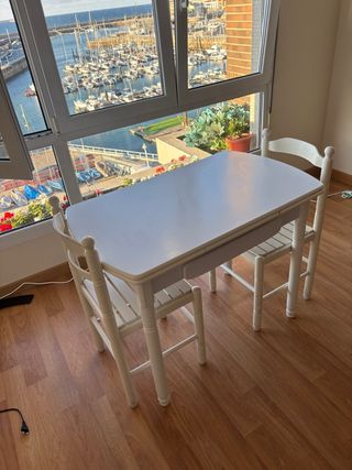 Mesa y 2 sillas blancas