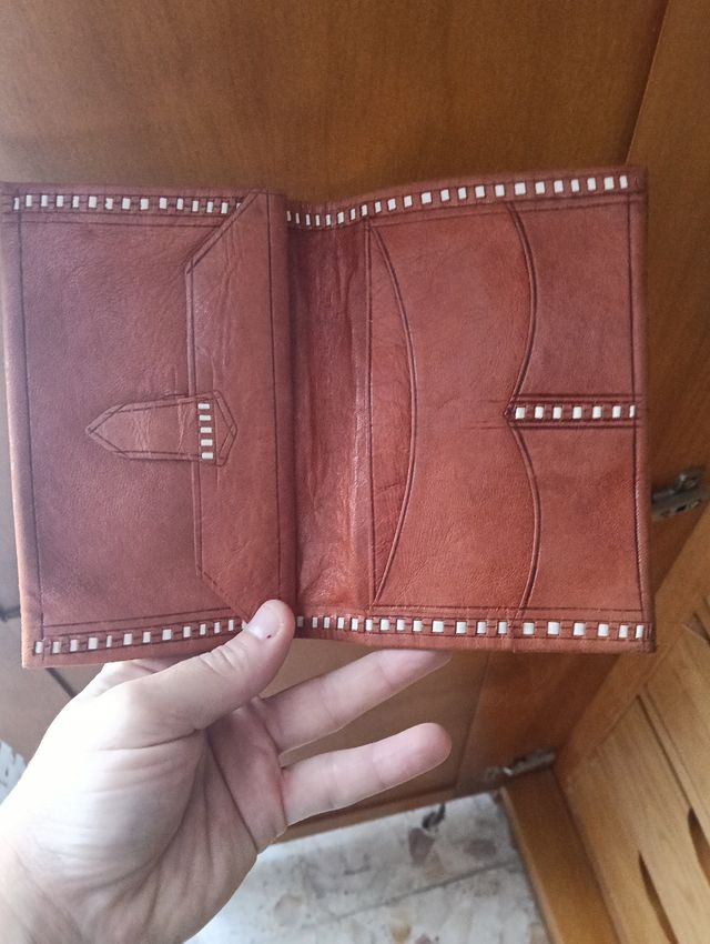 Cartera de piel con diseño floral