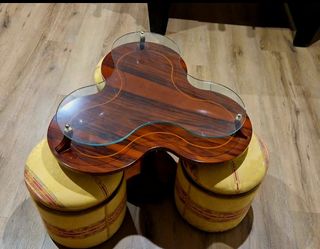 Mesa centro cristal y madera con 3 pufs