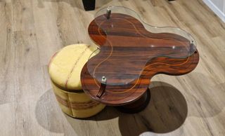Mesa centro cristal y madera con 3 pufs