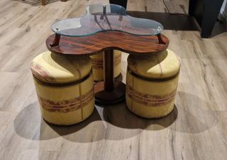 Mesa centro cristal y madera con 3 pufs