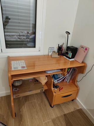 Escritorio de madera para estudio