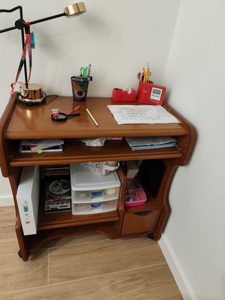 Escritorio de madera para estudio