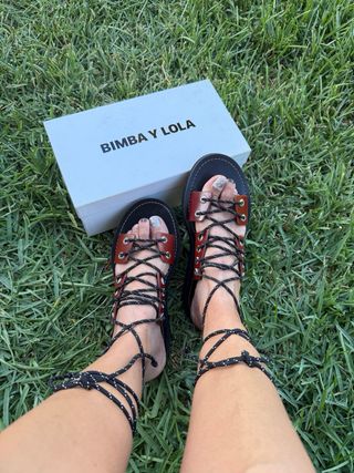 Sandalias Bimba y Lola cordones marrones/negras 39