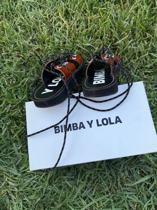 Sandalias Bimba y Lola cordones marrones/negras 39