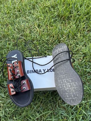 Sandalias Bimba y Lola cordones marrones/negras 39