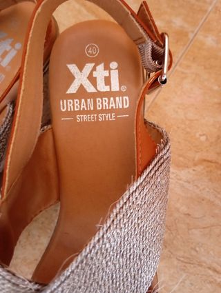 Sandalias cuña Xti mujer marrón y dorado plata
