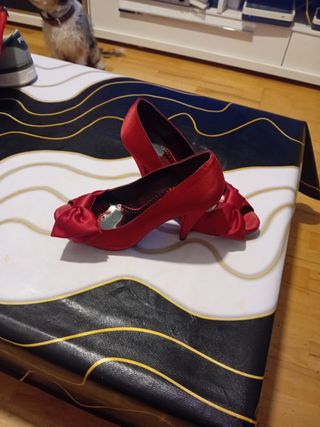 Zapatos de tacón rojos con lazo