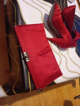 Zapatos de tacón rojos con lazo