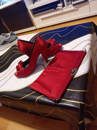 Zapatos de tacón rojos con lazo