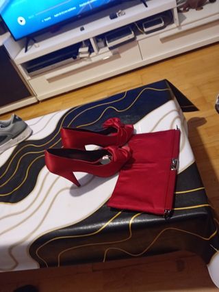 Zapatos de tacón rojos con lazo