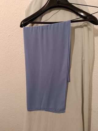 Traje de falda azul y morado