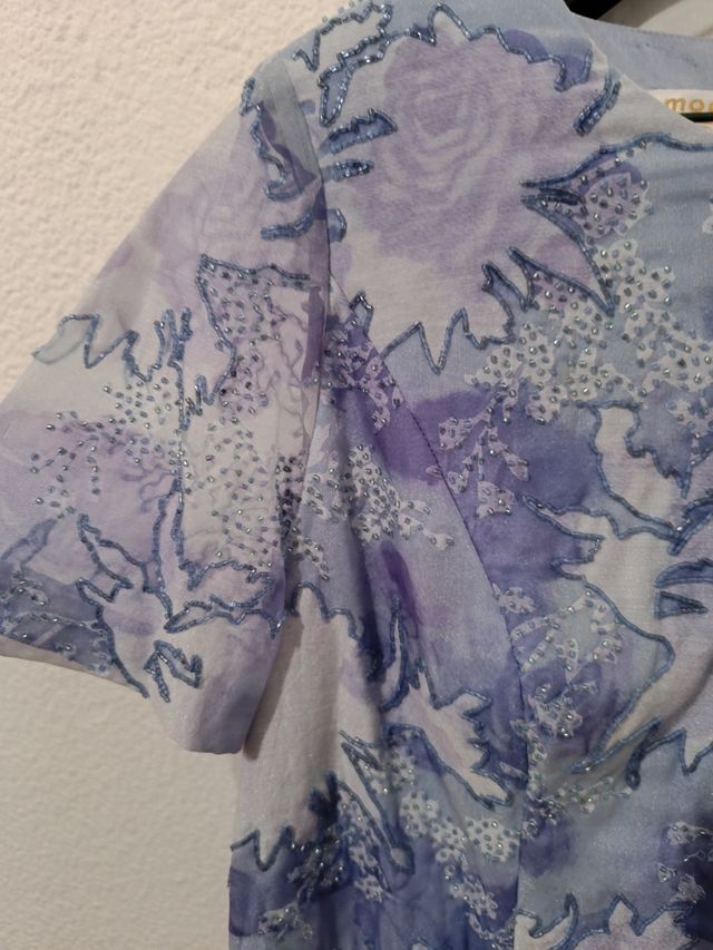 Traje de falda azul y morado
