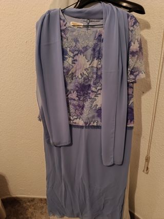 Traje de falda azul y morado