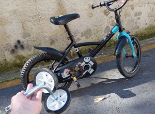 Bicicleta infantil B'Twin con ruedines