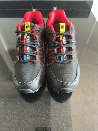 Zapatillas deportivas running negras y rojas