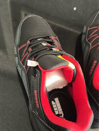 Zapatillas deportivas running negras y rojas