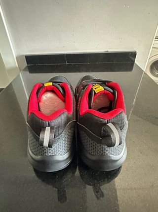 Zapatillas deportivas running negras y rojas