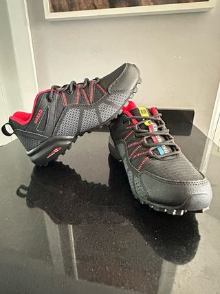 Zapatillas deportivas running negras y rojas