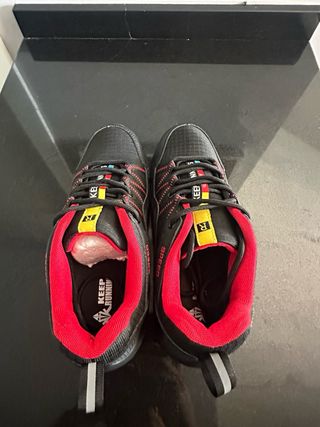 Zapatillas deportivas running negras y rojas