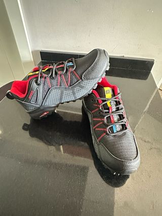 Zapatillas deportivas running negras y rojas