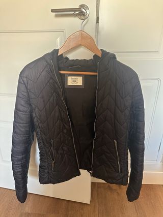 Abrigo acolchado negro Bershka