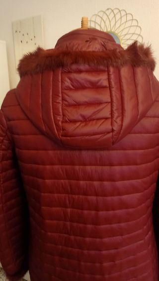 Abrigo rojo acolchado con capucha