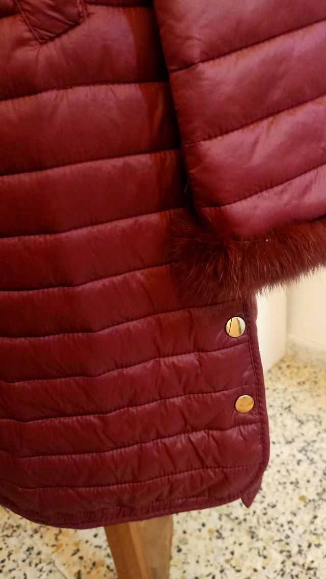 Abrigo rojo acolchado con capucha