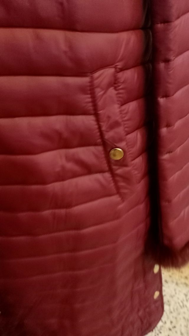 Abrigo rojo acolchado con capucha