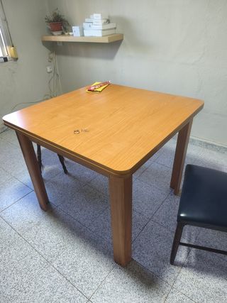 Mesa cuadrada de madera 90x90